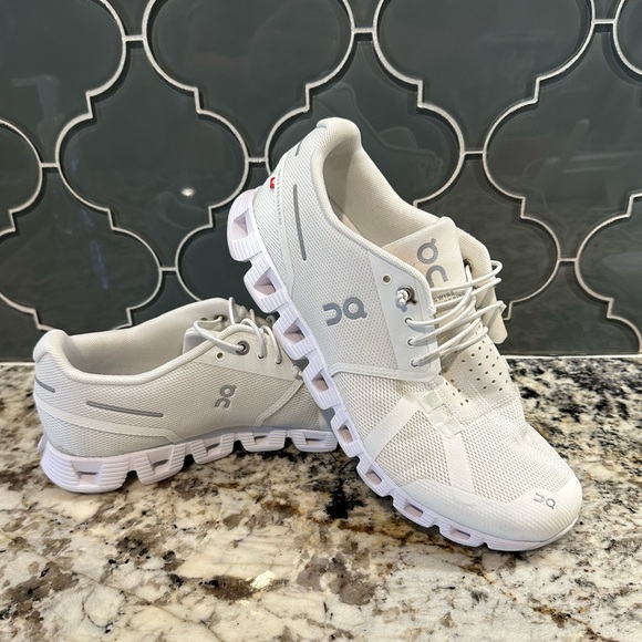 On Running Shoes - On women’s running shoe size 9 like new condition